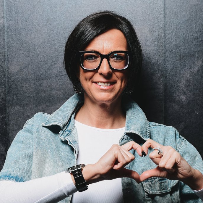 Claudia Bartsch formt mit den Händen ein Herz
