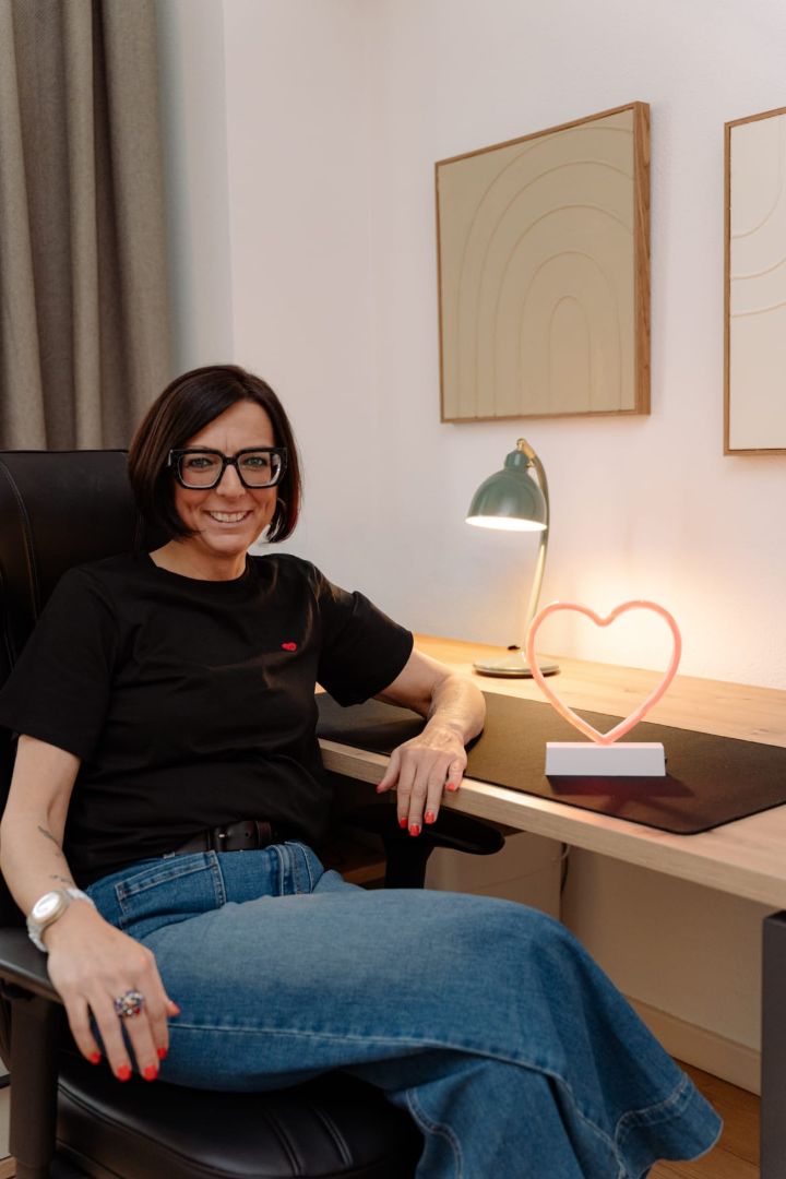Claudia Bartsch an ihrem Schreibtisch