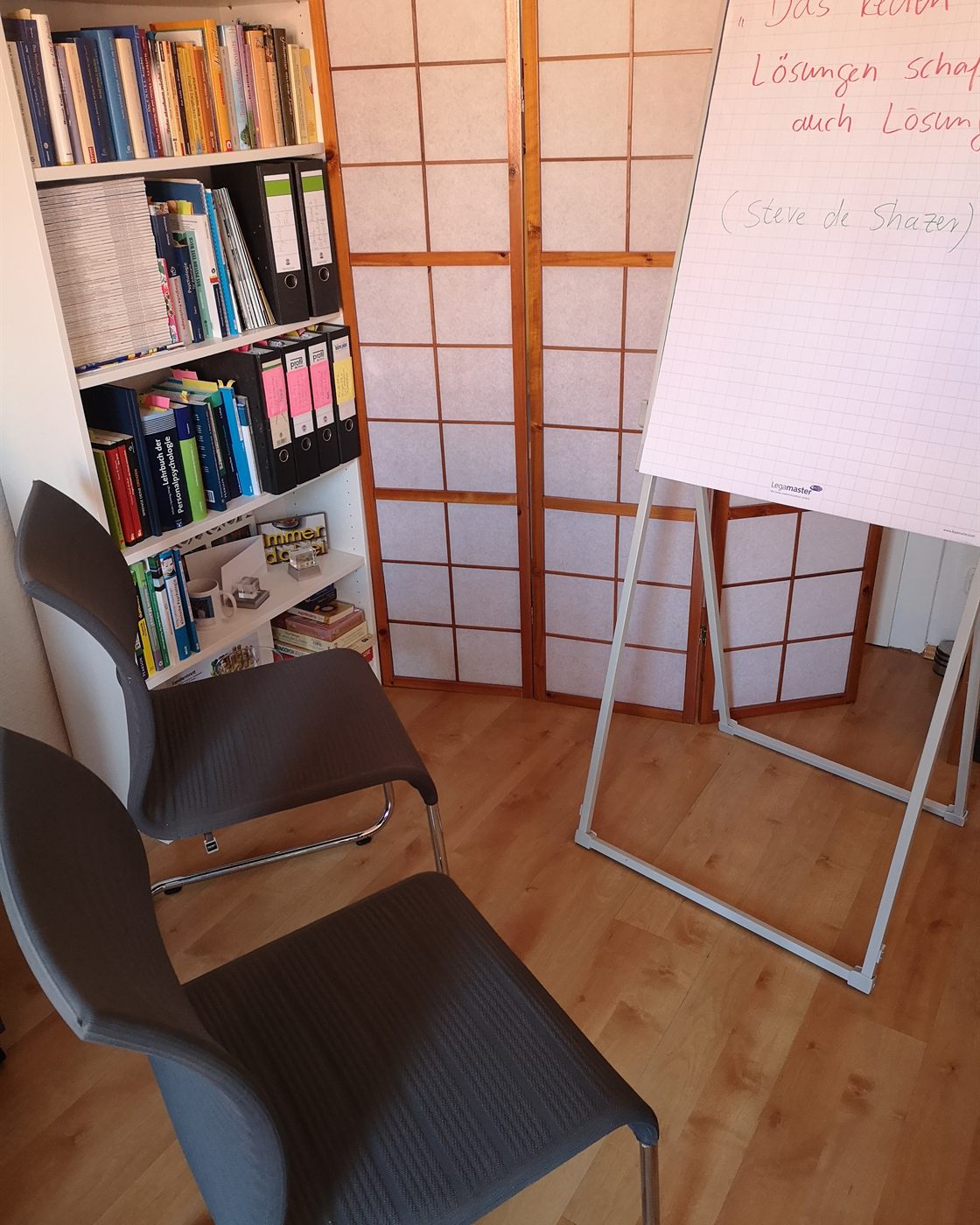 Beratungsraum von Nils Waitkus in Köln mit Flipchart